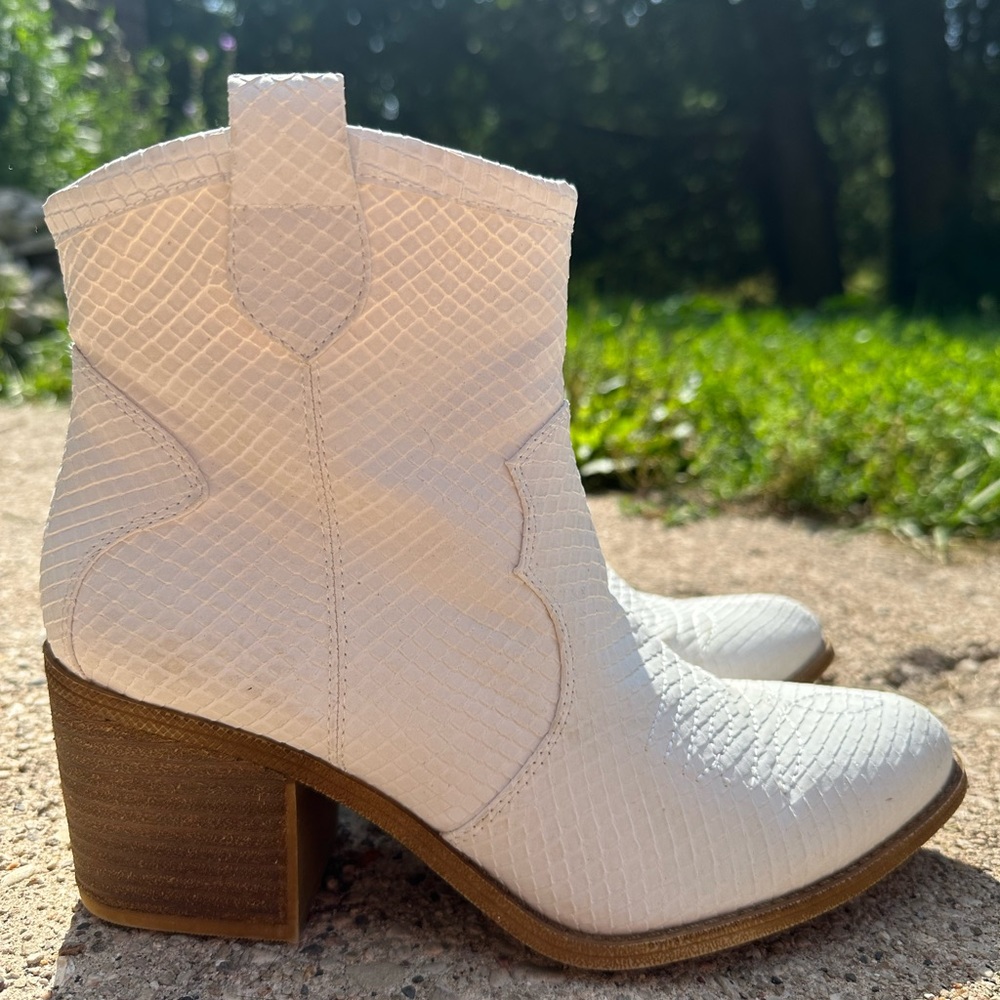 Women’s White Cowgirl Boots!